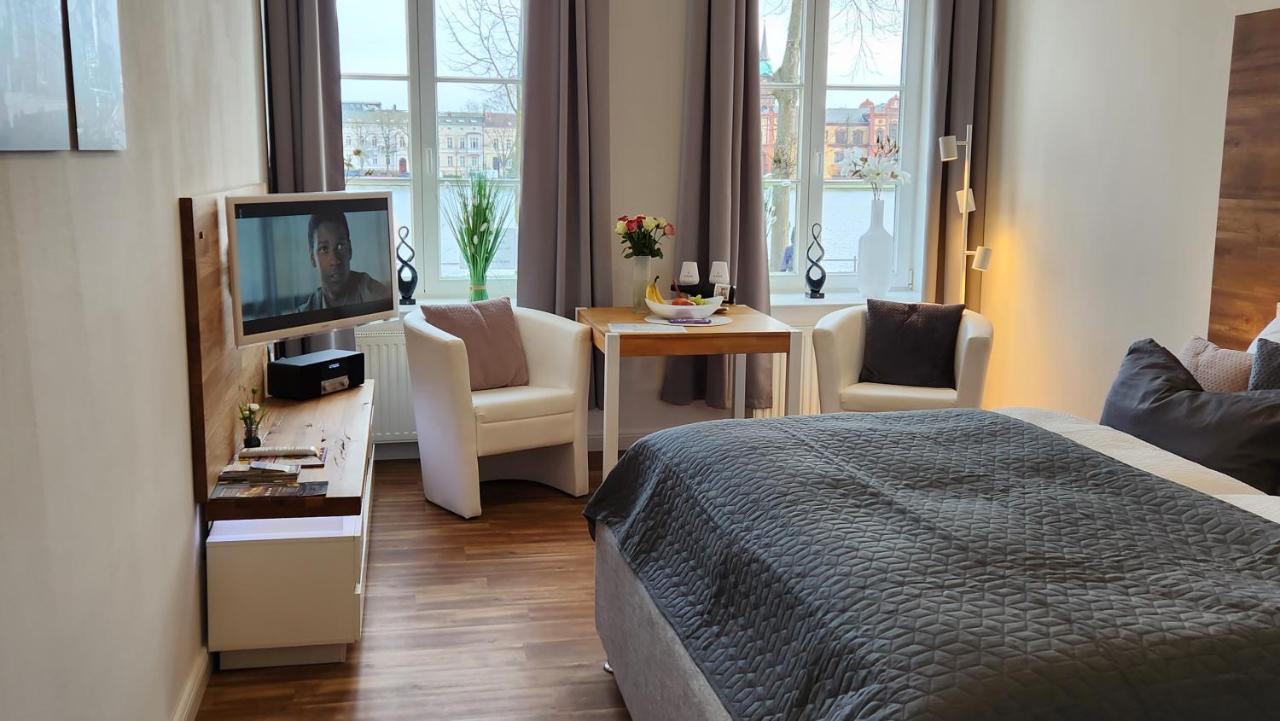 Das Ferienapartment Alexandrine Direkt Am Pfaffenteich Mit Eigenem Parkplatz Schwerin  Ngoại thất bức ảnh